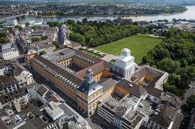 Luftaufnahme des Hauptgebäudes der Rheinischen Friedrich-Wilhelms-Universität Bonn.