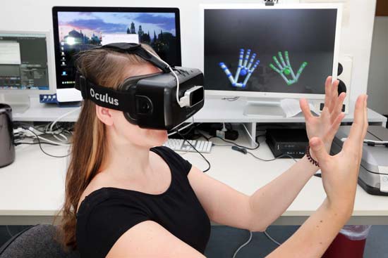 Studierende trägt Virtual Reality Brille