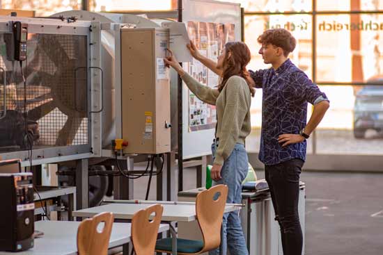 Studierende in der Werkstatt