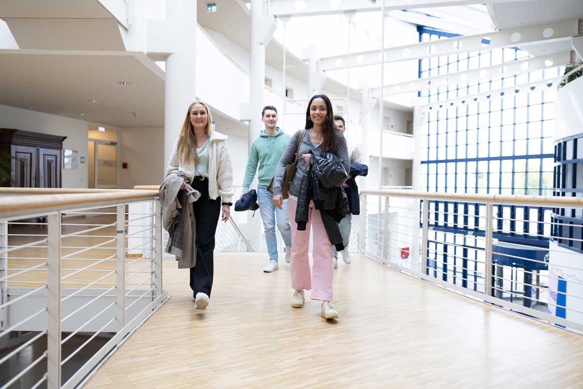 Studierende im Hochschulgebäue