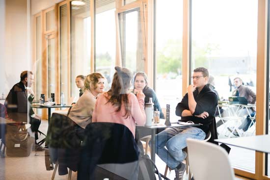 Studierende im Cafe der Universität