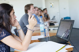 Studentin mit Laptop in Seminarraum