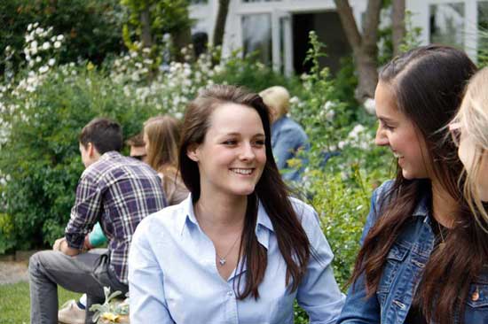 3 Studentinnen draussen