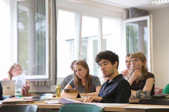StudentInnen in Seminarraum