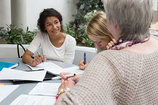 Studentin im Gespräch mit Dozentin