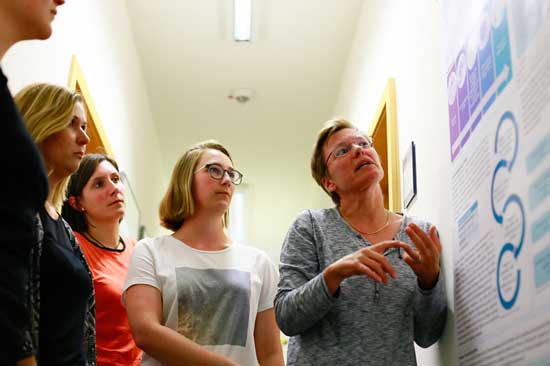 Studentinnen im Gespräch mit Dozentin