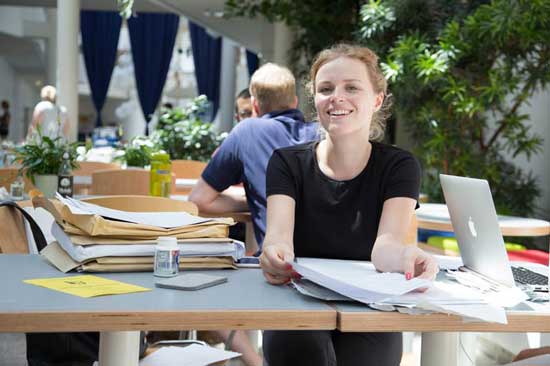 Studentin mit Laptop in Seminarraum
