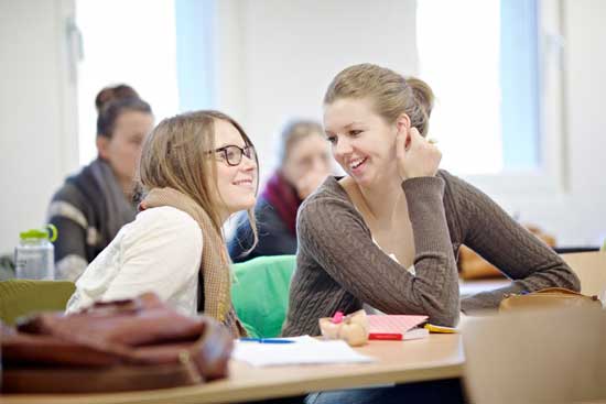 2 Studentinnen reden in Seminarraum