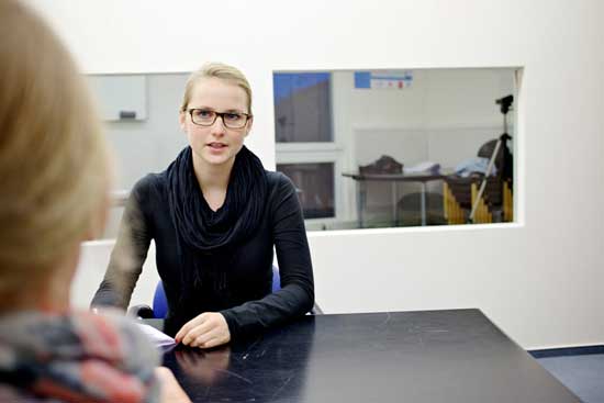 Studentin bei Befragung