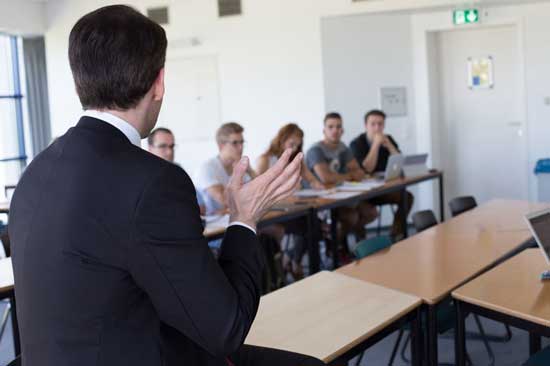 Dozent vor Studierenden
