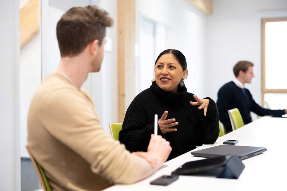 Studierende in der Diskussion
