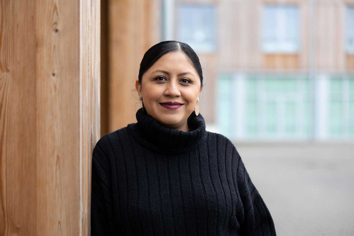 Studentin lächelt in die Kamera