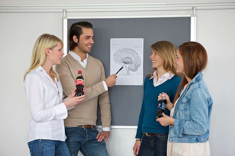 Gruppe von Studenten mit Skizze eines Gehirns