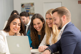 Studentinnen gemeinsam vor dem Laptop