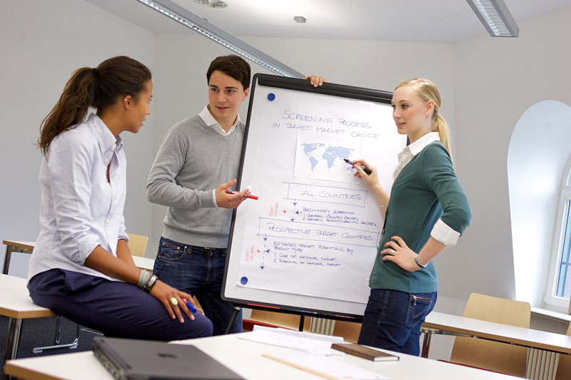 Studierende der ISM an einer Flipchart