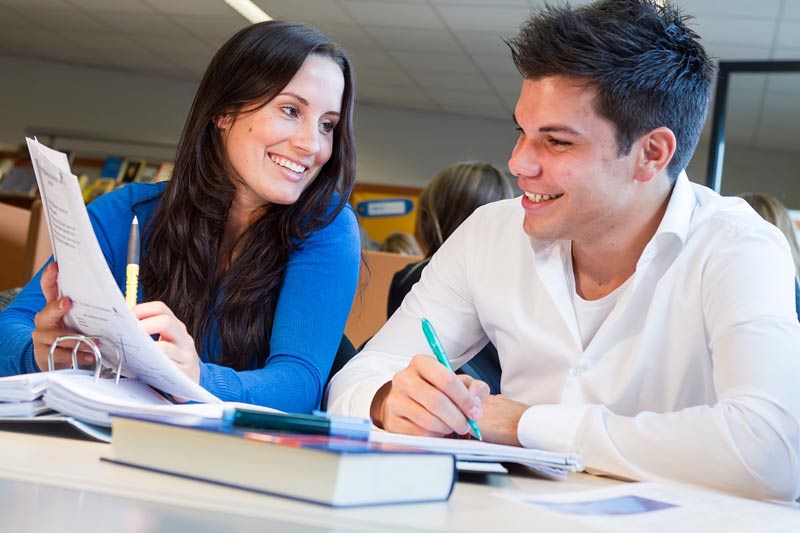 2 Studierende der ISM am arbeiten.