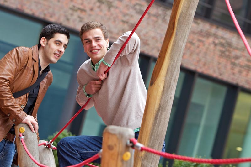 2 Studenten draussen