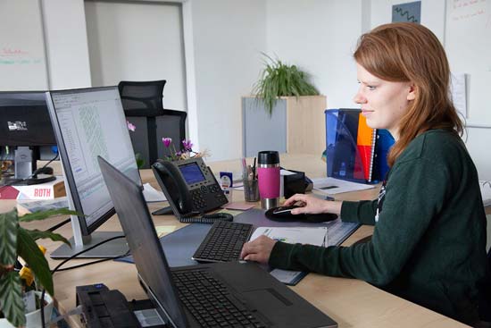 Eine junge Frau sitzt am PC