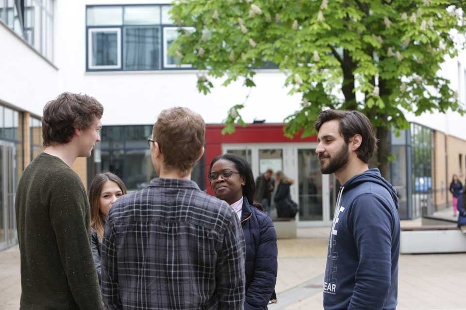 Studierende auf dem Campus