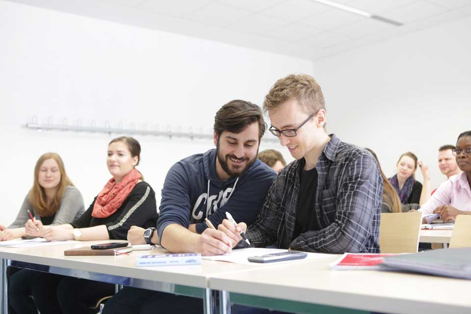 Studierende im Seminar