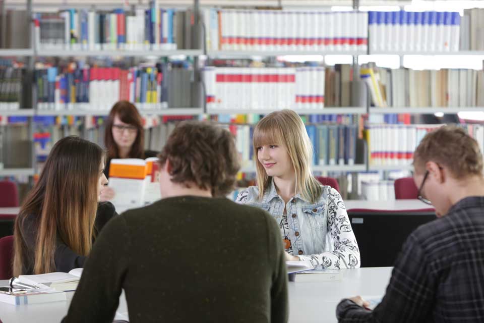 Studierende in der Bibliothek