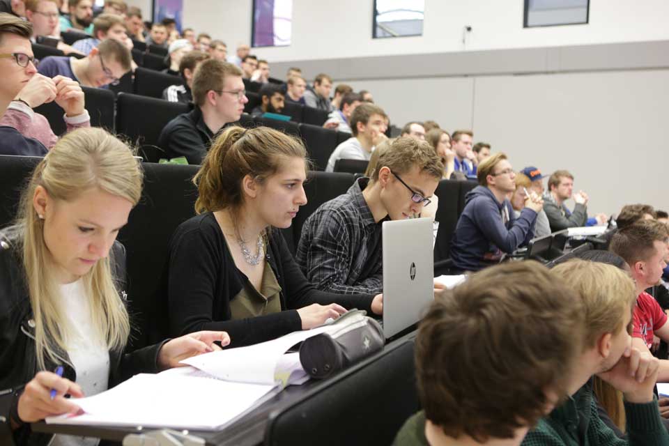 Studierende sitzen in Vorlesung