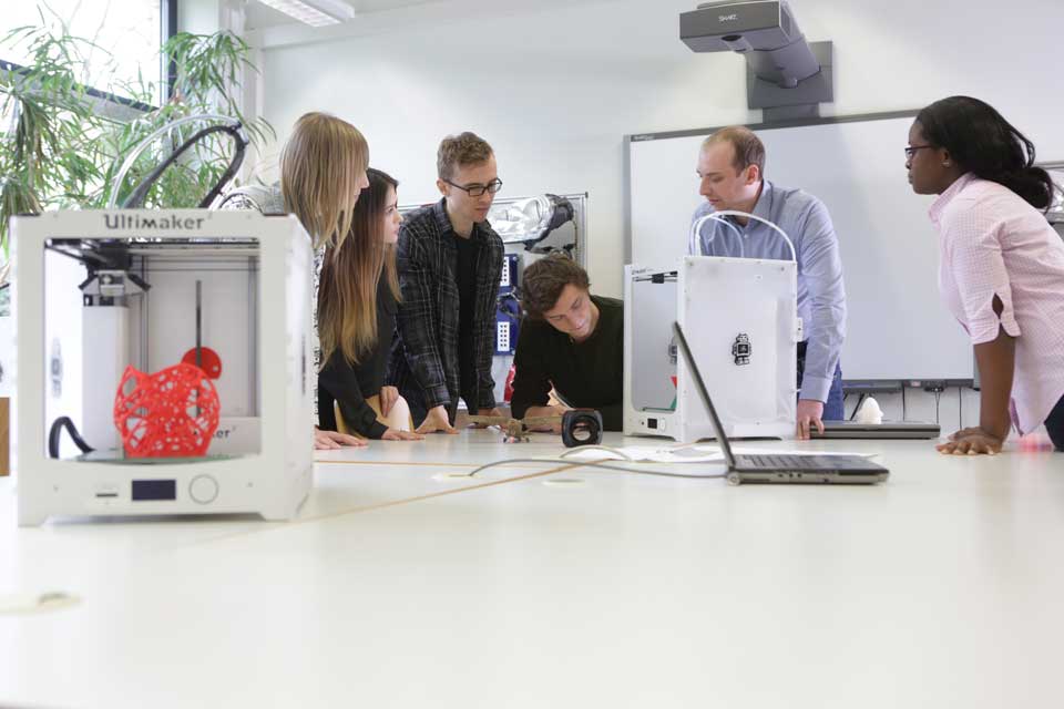 Studierende arbeiten an 3D-Drucker