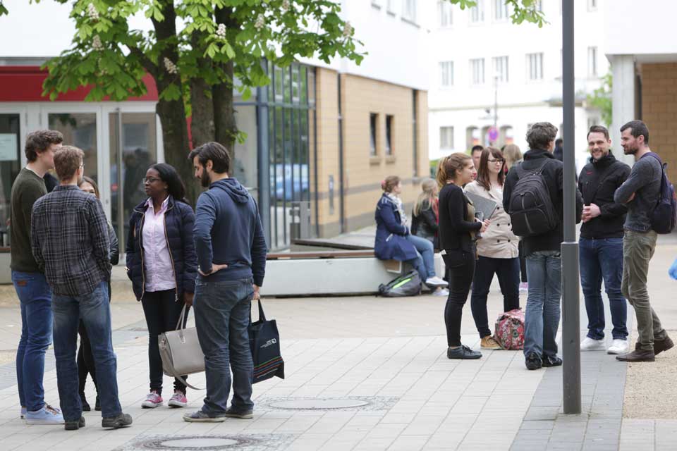 Studierende auf dem Campus