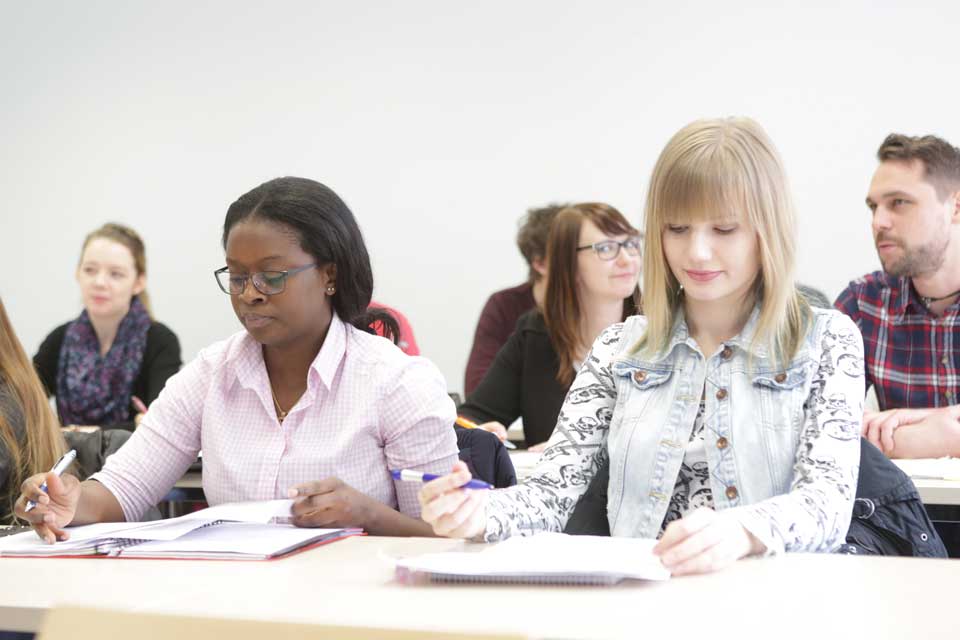 Studentinnen im Seminar