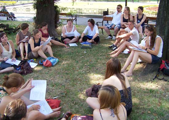 Studenten auf Wiese