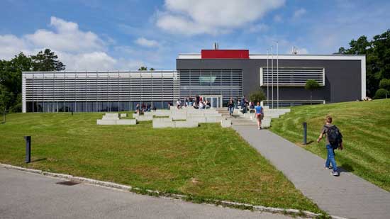 Gebäude und Campus der Hochschule