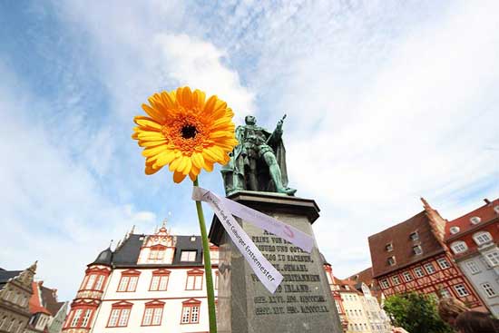 Begrüßung der Erstsemester mit einem Sonnenblumengruß