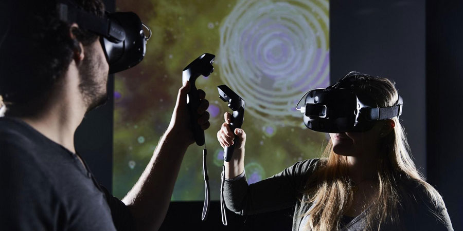 Studierende mit VR Brille