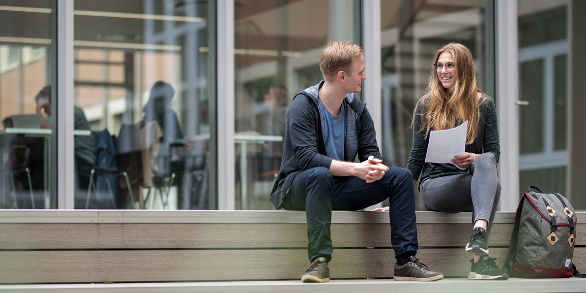 Studierende auf dem Campus