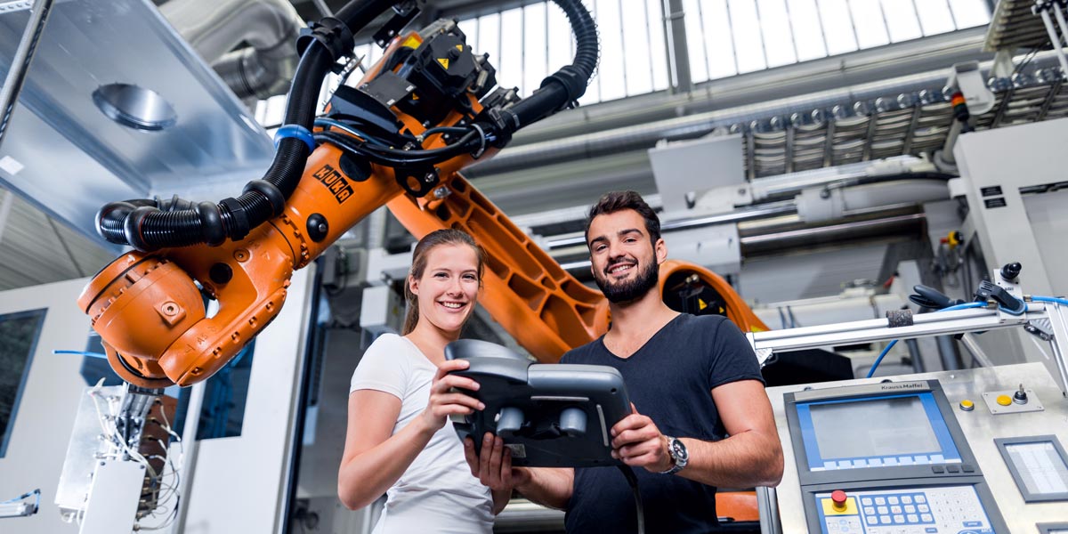 Zwei Studierende vor einer Maschine