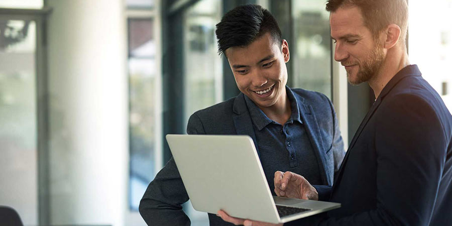 zwei Studenten mit Laptop