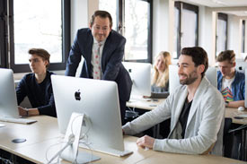 Studierende sitzen an PC's