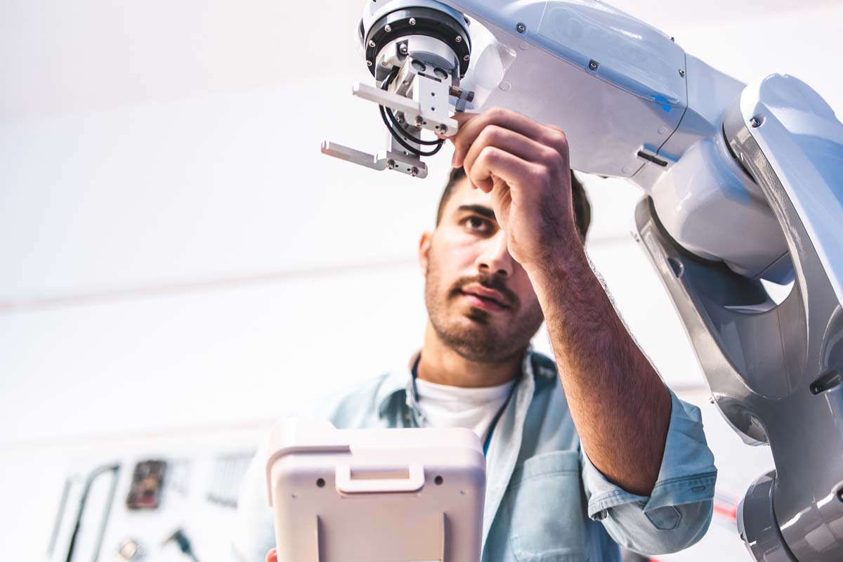 Wirtschaftsingenieur an einer kleinen Maschine