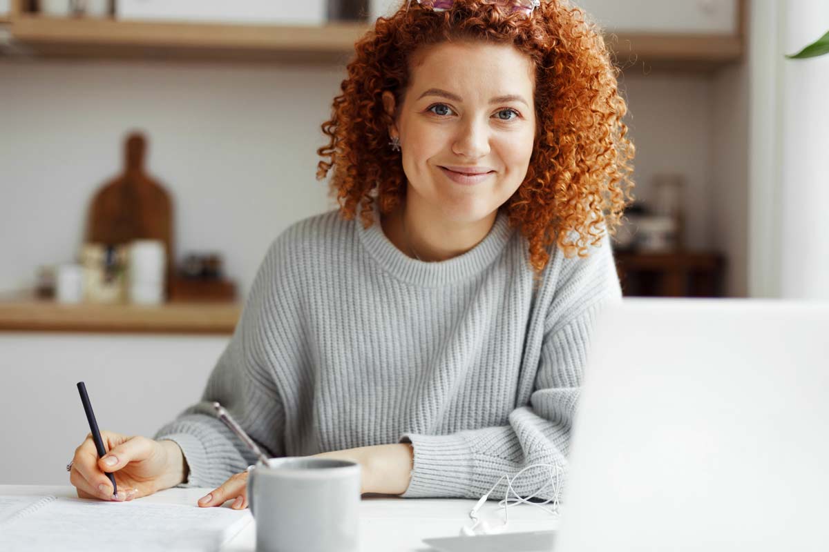 Frau am Schreibtisch