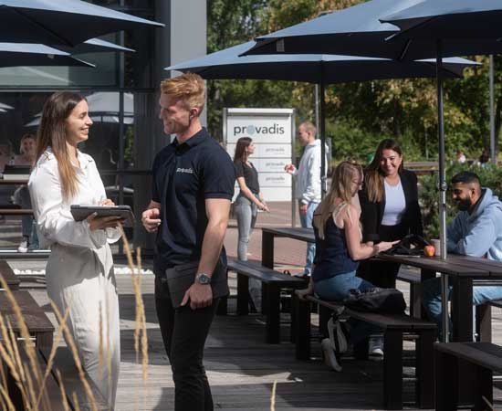 Studierende draussen auf der Terrasse