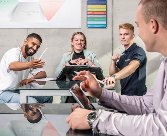 Studierende im Foyer