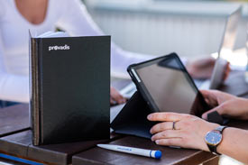 Tablet und Provadis-Buch auf einem Tisch