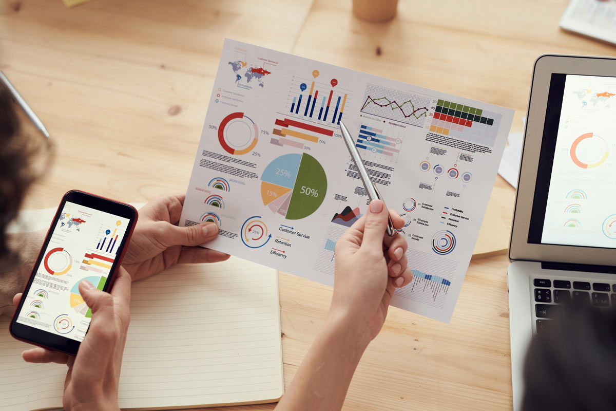 Statistiken auf einem Papier und Tablet