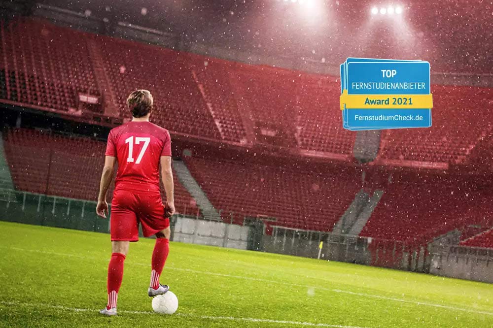 Ein Fussballer auf einem Fussballplatz