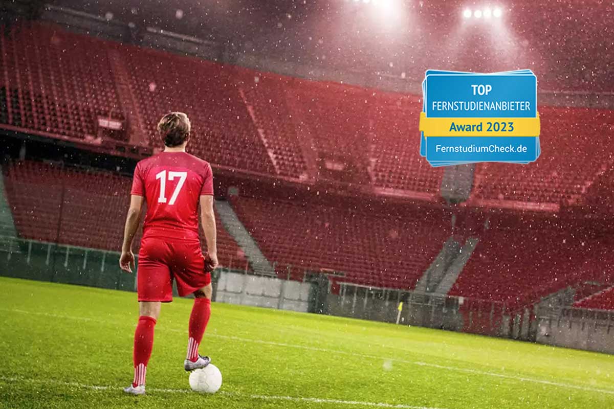 Ein Fussballer auf einem Fussballplatz