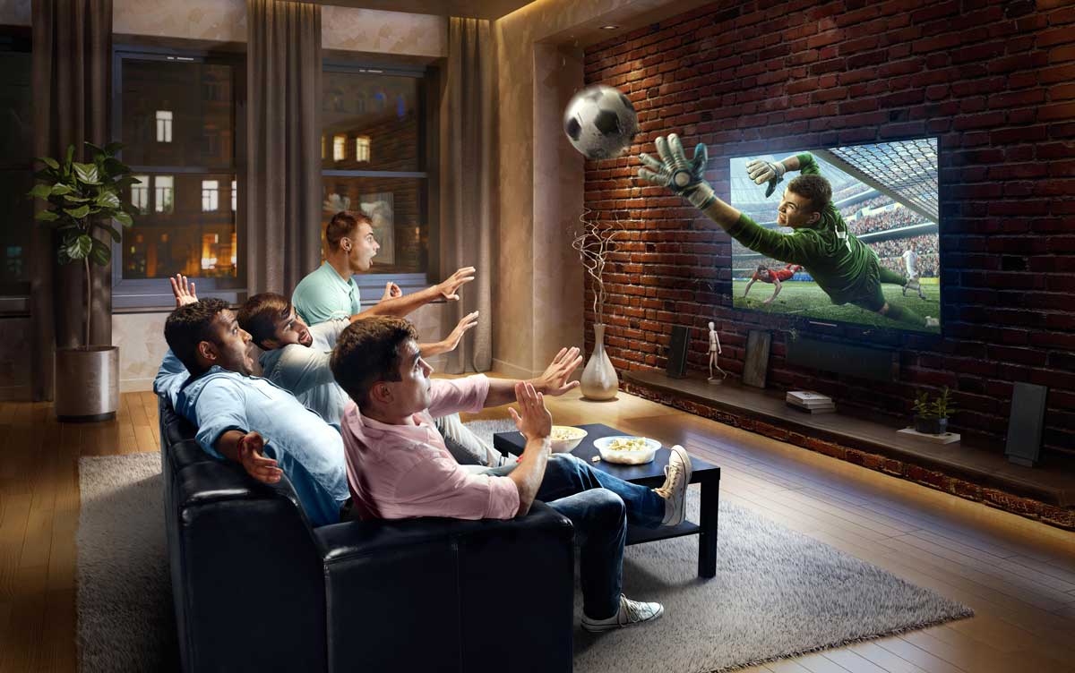 Fussballabend vor dem Fernseher