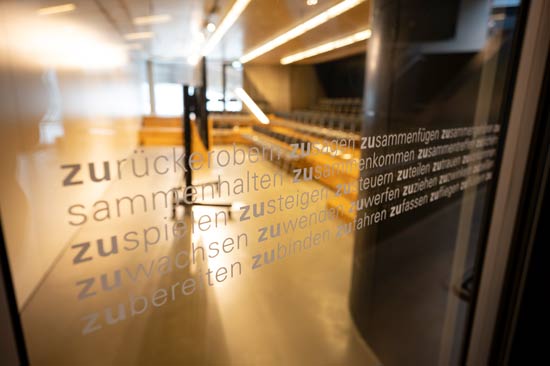 Hochschule Innenraum Aufschrift auf Glastür