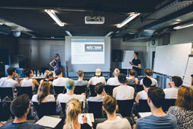 Studierende der Popakademie im Seminar