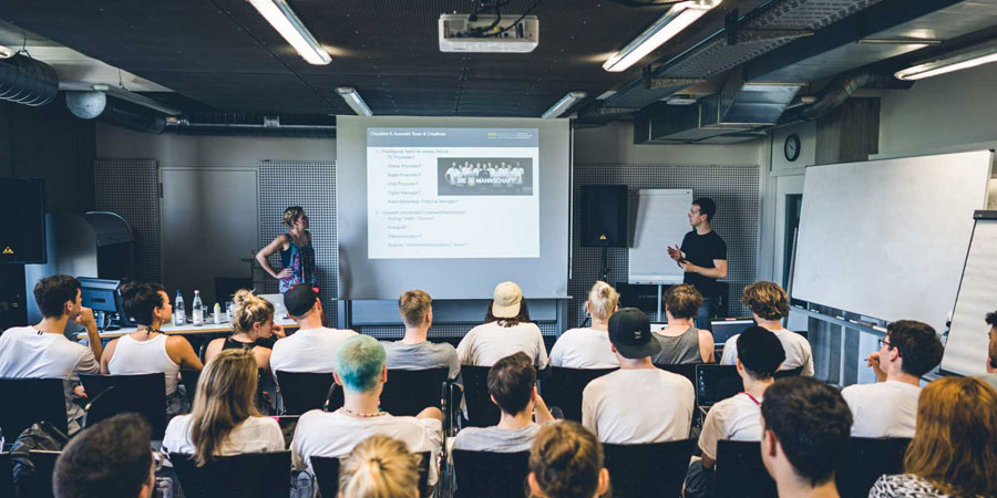 Studierende der Popakademie im Seminar