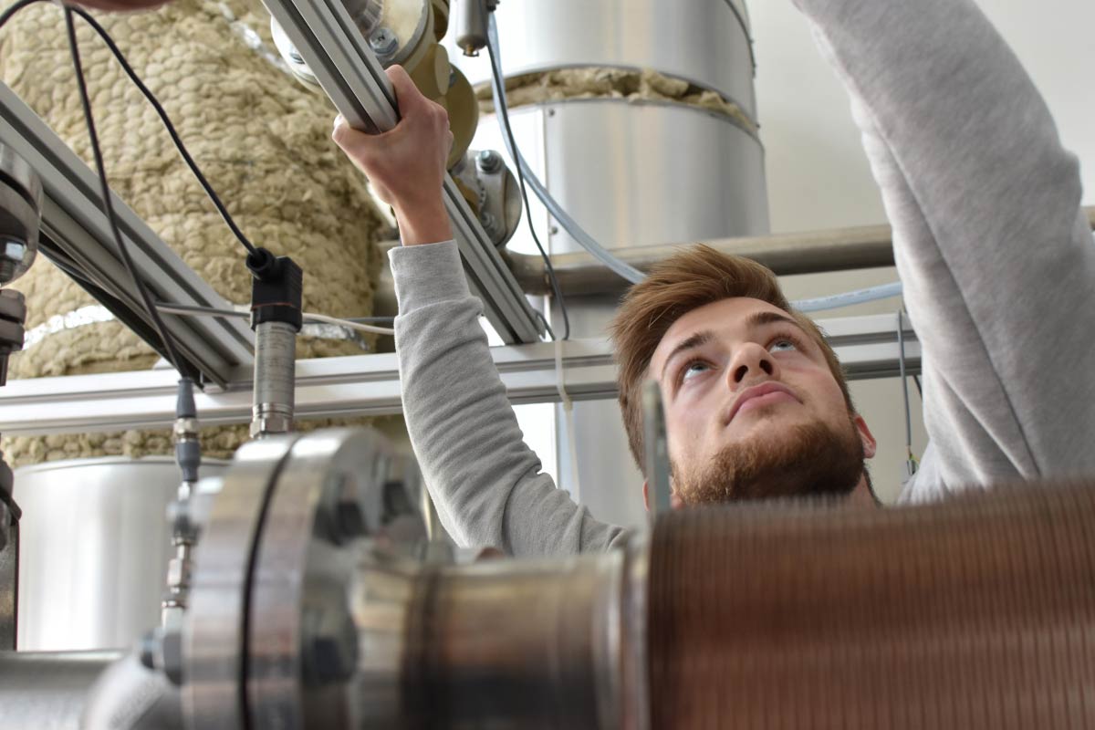Mann Arbeit an Maschine überkopf